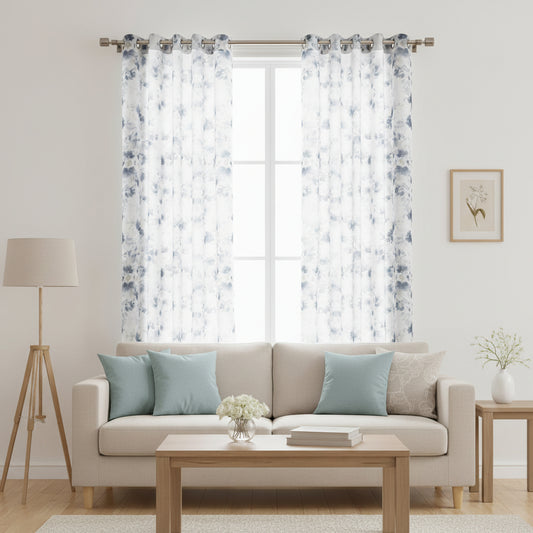 CORTINA DECORATIVA COLOR BLANCO CON DISEÑOS DE FLORES EN AZUL 52" X 84"